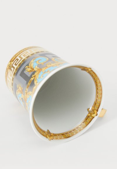 Keramikbecher mit blauen und goldenen, kunstvollen Mustern, schwarzen Akzenten und einem goldenen Rand. Verfügt über einen geschwungenen Griff und eine glänzende Oberfläche.