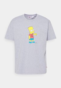 Camiseta de algodón gris con un diseño de dibujos animados de un personaje amarillo con un brazo extendido, que lleva un traje rojo y azul.