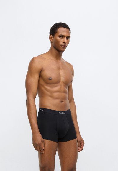 Μαύρα μπόξερ briefs από ελαστικό ύφασμα με εφαρμοστή γραμμή, που διαθέτουν μαλακή μέση με το όνομα της μάρκας κεντημένο σε λευκό χρώμα.