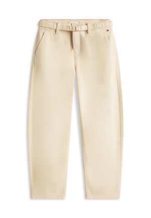 Beige op maat gemaakte broek met riemlussen en zijzakken, voorzien van een klein Tommy Hilfiger vlaggetje op de rechterzak.