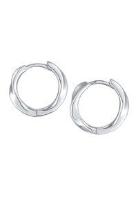 Pendientes de aro de plata con un diseño liso y curvado. Presentan una superficie pulida y un cierre sin costuras, destacando la artesanía moderna.