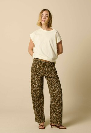 Sissy-Boy, SISSY-BOY MID WAIST BARREL JEANS MIT LEOPRINT - BRAUN - Jean baggy - braun