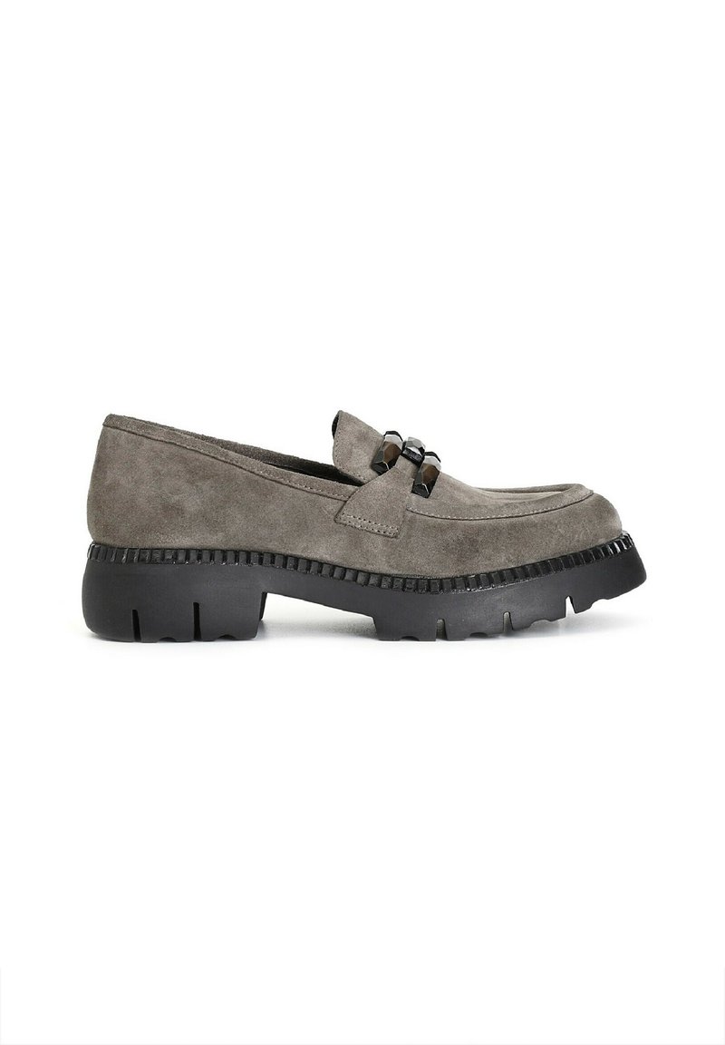 Mocasines de ante gris con una suela de goma negra baja. Presentan un accentuado con cadena en la parte delantera y costura texturizada a lo largo del borde.