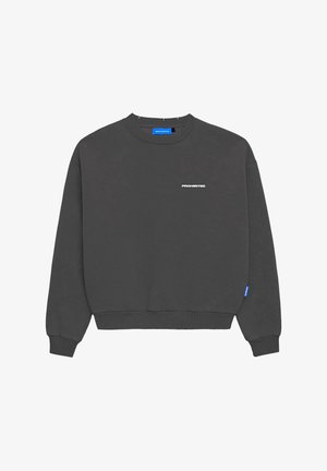 Grå sweatshirt med runder hals. Har hvid tekst med ordene "FORBUDT" foran og et blåt mærke som accent på venstre ærme.