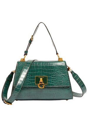 Sac à main vert en cuir embossé crocodile avec quincaillerie dorée, plaque logo "GUESS", poignée supérieure et bandoulière ajustable.
