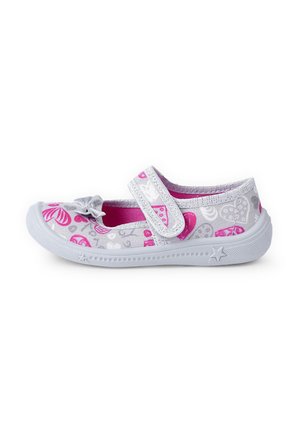 Scarpa in tessuto grigio con un design a motivi rosa che presenta cuori, fiori e un dettaglio a fiocco. Cinturino in velcro e suola in gomma con accento a stella.