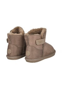 Botas de tobillo de ante marrón con un suave forro de piel sintética beige, tira de Velcro en el costado y acento de logotipo circular en el talón. Suela de goma plana.