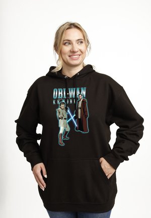Donna che indossa una felpa nera con cappuccio con i personaggi di Obi-Wan Kenobi con spade laser blu luminose e testo "Obi-Wan Kenobi."