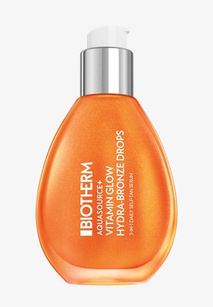 Orangene Flasche Biotherm Aquasource+ Vitamin Glow Hydra-Bronze Drops mit Pumpspender, Hautpflege-Serum für tägliches Selbstbräunen.
