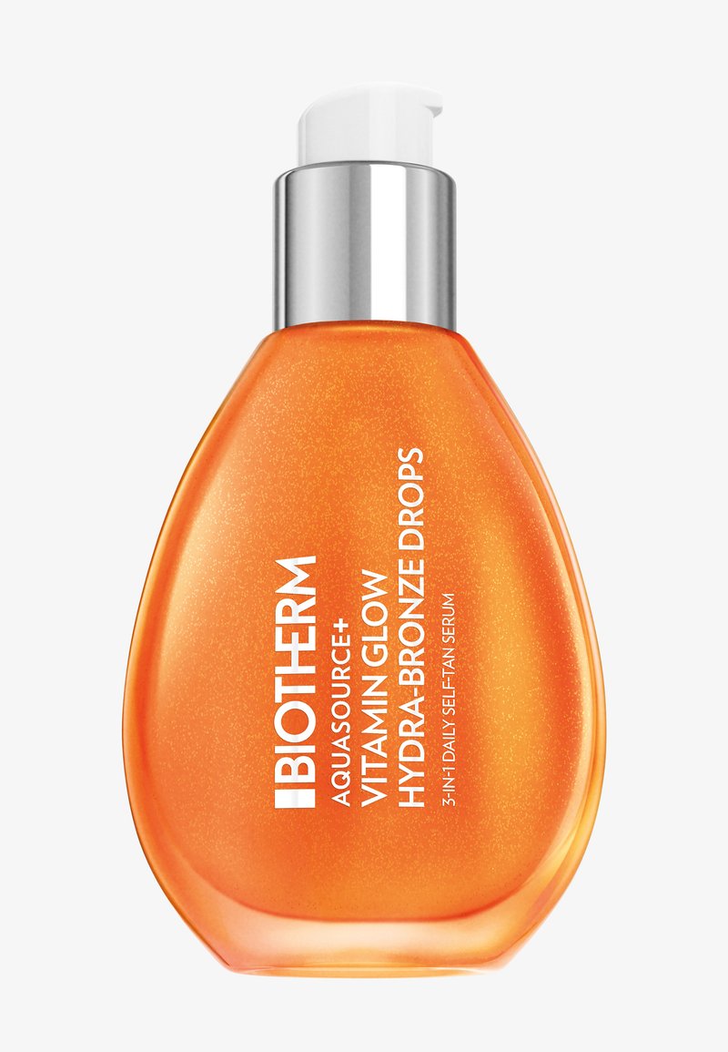 Flacon orange de Biotherm Aquasource+ Vitamin Glow Hydra-Bronze Drops avec distributeur à pompe, sérum de soin de la peau pour un autobronzant quotidien.