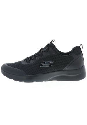 Zapatos deportivos negros con parte superior de malla, punta redondeada, suela texturizada y cordones elásticos. Logo en el lado, diseñados para comodidad y soporte.