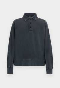 Μακρυμάνικο πόλο πουκάμισο σκούρου γκρι χρώματος με γιακά και τρία κουμπιά μπροστά, με ελαφρώς φθαρμένη, απαλή υφή υφάσματος.