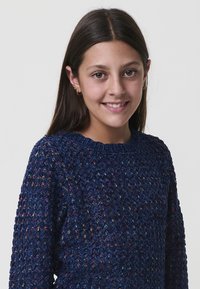 Maglione blu navy in maglia con un motivo testurizzato, scollatura rotonda e macchie colorate in tutto. Presenta maniche lunghe e una vestibilità casual.