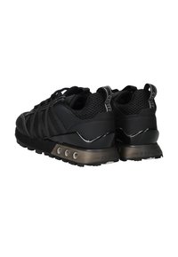 Zwarte atletische sneakers met een bovenwerk van mesh en synthetisch materiaal, textuur-overlay's, dikke zolen met contrasterende accenten en een vetersysteem.