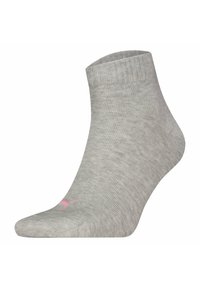 Calzini alla caviglia grigi con texture a coste, dotati di un logo rosa sulla punta. Realizzati in tessuto morbido, progettati per comfort e traspirabilità.