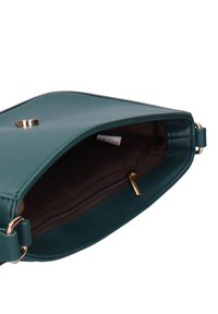 Borsa in ecopelle color verde acqua con accessori dorati, dotata di un scomparto interno con zip e una superficie esterna liscia.