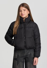 Giacca a vento nera con un colletto alto, zip frontale e polsini elasticizzati. Presenta un design trapuntato per l'isolamento e una silhouette cropped.