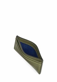 Portafoglio in pelle verde oliva con superficie testurizzata e tre tasche per carte. Interno foderato in tessuto blu navy, che mette in mostra un design slanciato.