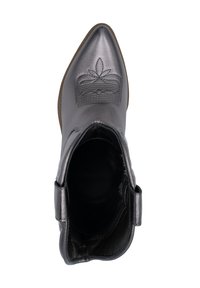 Botín de cuero gris hasta el tobillo con punta afilada, diseño floral en relieve y un detalle de hebilla lateral. Textura suave y silueta elegante.