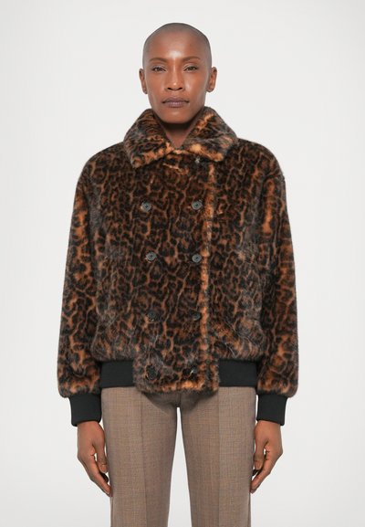 Leopardenmuster Kunstpelzjacke mit weitem Kragen, doppelt geknöpftem Design und schwarzen gerippten Bündchen. Das Modell trägt maßgeschneiderte, karierte Hosen.