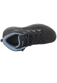 Scarpa da trekking nera con upper texturizzato, colletto imbottito grigio e fodera blu a contrasto. Presenta lacci neri e una suola resistente.