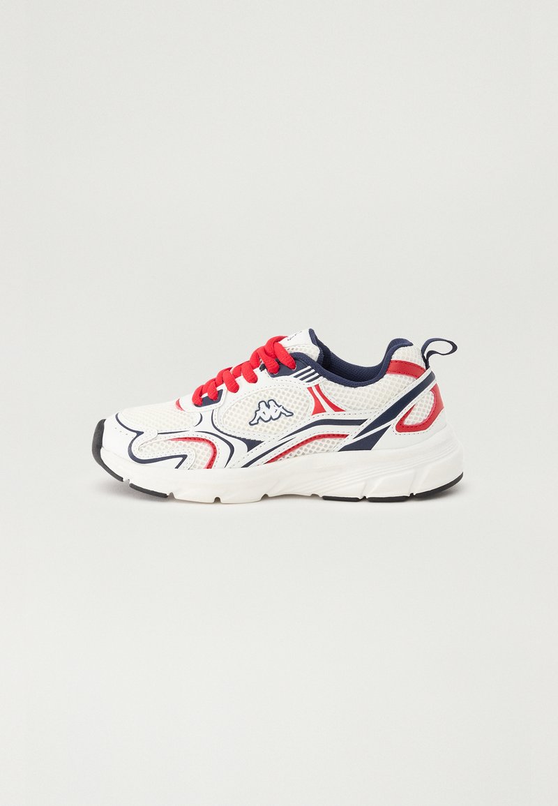 Hvit sportsko med røde snører og marineblå detaljer, laget av mesh-materiale med buede designlinjer. Gummisåle med svart mønster.