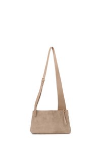 Borsa a tracolla in suede beige con forma piatta, tracolla in pelle regolabile e chiusura con zip con dettagli in frangia.