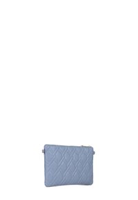 Funda de cuero acolchado de color azul claro con un patrón geométrico, que presenta un cierre de cremallera y una pequeña pestaña lateral para un manejo fácil.