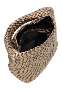 Woven torebka w metalicznym złocie o teksturowanym wykończeniu. Wnętrze wykończone czarną podszewką z zapinaną na zamek kieszenią dla zapewnienia bezpiecznego przechowywania.