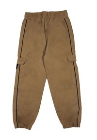 Pantaloni cargo in tessuto marrone con vita elastica, piping laterali neri e tasche laterali. Vestibilità rilassata con polsini arricciati alle caviglie.