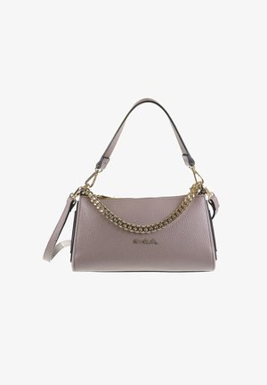 Rechthoekige mauve leren handtas met gouden kettingdetail, afneembare schouderband en ritssluiting, voorlogo-plaatje en een gestructureerde textuur.