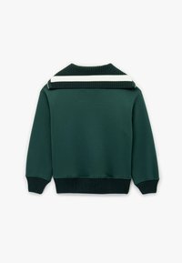 Sudadera de un verde oscuro con un cuello acanalado que presenta un acento de rayas blancas, puños acanalados y un corte relajado. Tejido de peso medio.