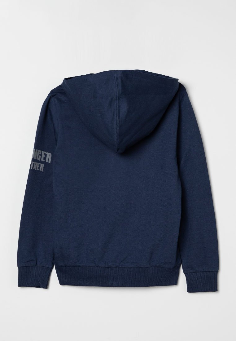 Dunkelblauer Kapuzenpullover mit langen Ärmeln, gerippten Bündchen und Saum sowie teilweise grauem Text, der auf dem linken Ärmel gedruckt ist, von hinten gezeigt.