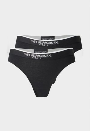 Dva čierne pánske slipy Emporio Armani s bielymi pásmi v páse, na ktorých je názov značky a logo v bielom texte.