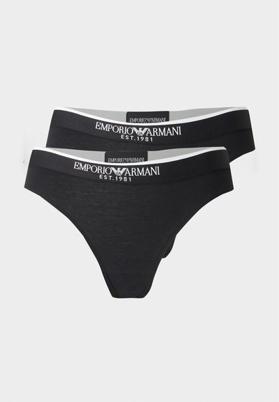Δύο μαύρα ανδρικά εσώρουχα Emporio Armani με λευκές ζώνες μέσης που φέρουν το όνομα της μάρκας και το λογότυπο σε λευκό κείμενο.