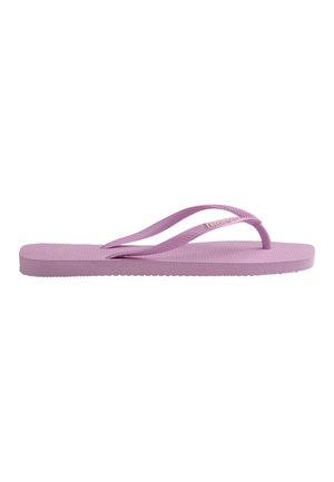 Sandalia de goma color lavanda con suela y correas texturizadas, diseño clásico de tira entre los dedos, vista lateral.