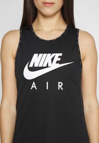 Camiseta sin mangas negra de Nike hecha de tejido de malla, con un gran logotipo blanco y el texto "AIR", con costuras detalladas a lo largo del escote.