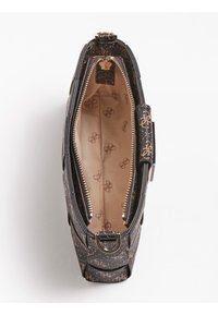 Svart handväska med mönstrad yttersida, guldaccenter och en ljus, logotryckt foder. Har en dragkedjestängning och en strukturerad form.