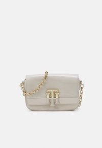 Beige leren schoudertas met een gouden schakelsnoer en een gouden hardware-logo aan de voorkant. Gladde textuur en rechthoekige vorm.