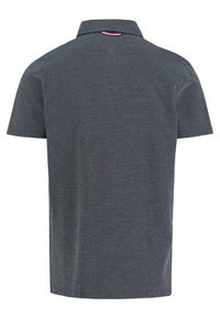 Kortärmad pikétröja i mörkblått med rutmönster. Har en klassisk krage och en liten röd accent vid halsen.