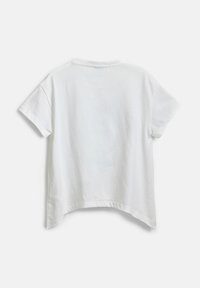 Weißes kurzärmeliges T-Shirt aus Baumwolle, mit Rundhalsausschnitt und leicht abgerundetem Saum hinten.