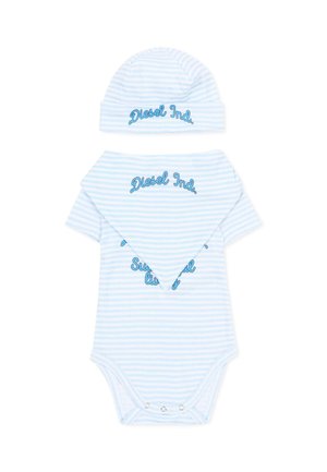 Body per neonati a righe azzurro chiaro e bianco con cappellino e bavetta abbinati, tutti ricamati con la scritta "Diesel Ind." in corsivo blu.
