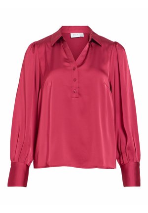 Czerwona satynowa bluzka z dekoltem w serek, zapinana na guziki, z długimi rękawami z marszczonymi detalami na ramionach i mankietami na końcach rękawów.