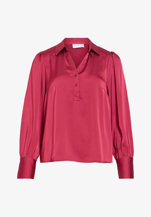 Blouse en satin rouge avec un col en V, fermeture à boutons, et manches longues avec des détails plissés aux épaules et des poignets boutonnés.