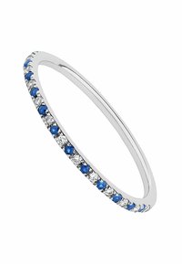 Pulsera delgada de plata con piedras azules alternando con cristales transparentes, presenta un acabado pulido y una forma suave y redondeada.