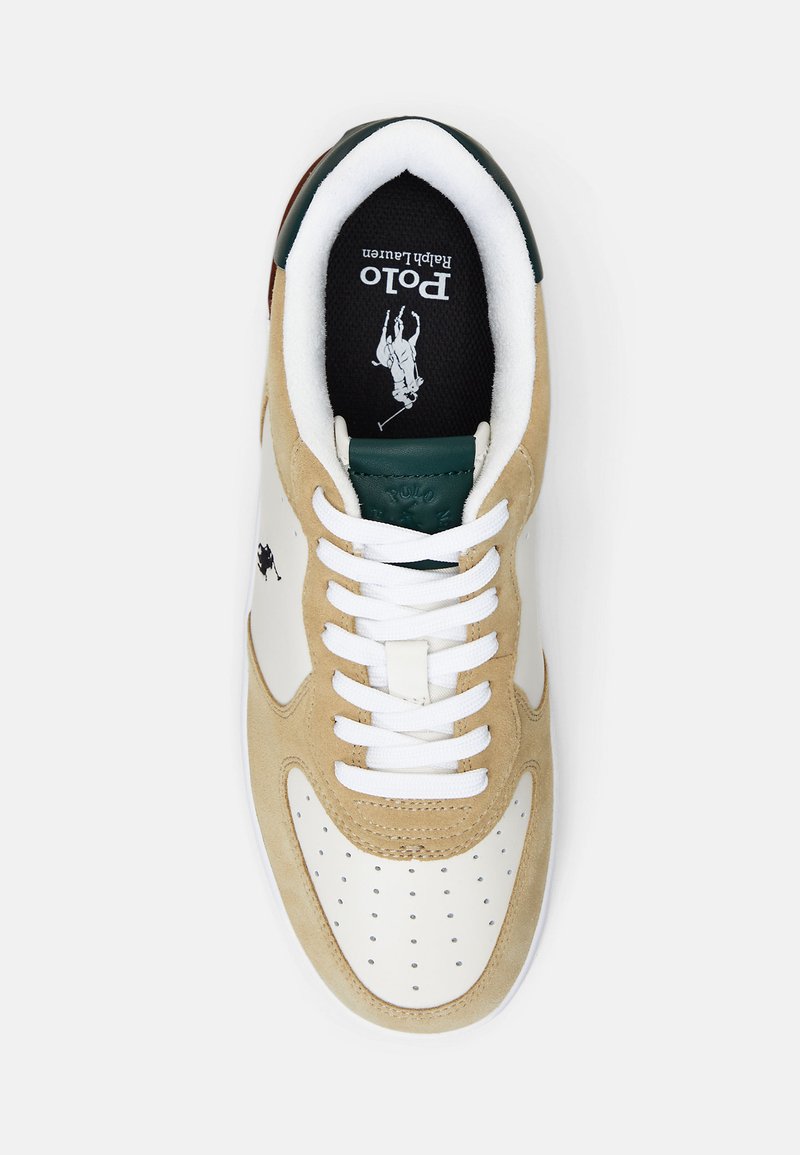 Braune Wildleder- und weiße Leder-Sneaker mit perforierter Zehenpartie, grünen Akzenten und weißen Schnürsenkeln. Besitzt eine schwarze Innensohle mit Logo.