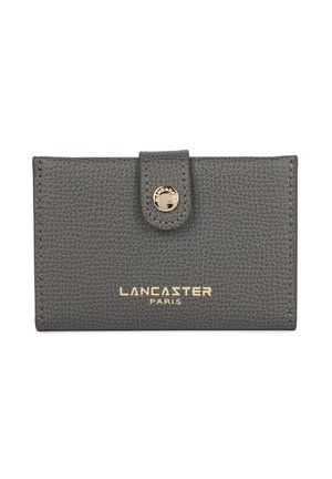 Portafoglio in pelle grigia con texture, chiusura a scatto dorata e logo in rilievo "LANCASTER PARIS" sulla parte frontale. Design rettangolare compatto.