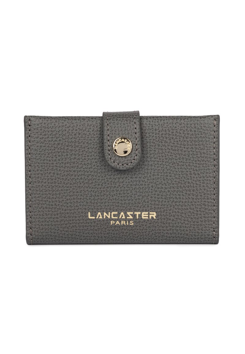 Grijze, textuurlederen portemonnee met een goudkleurige drukknoopsluiting en het gegraveerde logo "LANCASTER PARIS" aan de voorkant. Compact rechthoekig ontwerp.