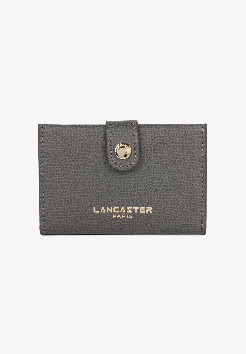 Grijze, textuurlederen portemonnee met een goudkleurige drukknoopsluiting en het gegraveerde logo "LANCASTER PARIS" aan de voorkant. Compact rechthoekig ontwerp.