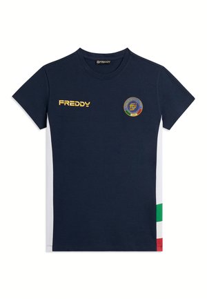 Maglietta a maniche corte blu navy con pannelli laterali bianchi, logo Freddy in oro e un emblema circolare con i colori della bandiera italiana sul petto.